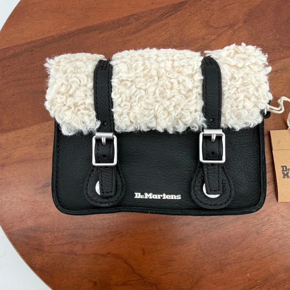 Dr. Martens 7 Inch Satchel Ambassador Leather Black Cream Borg Fleece AC917084